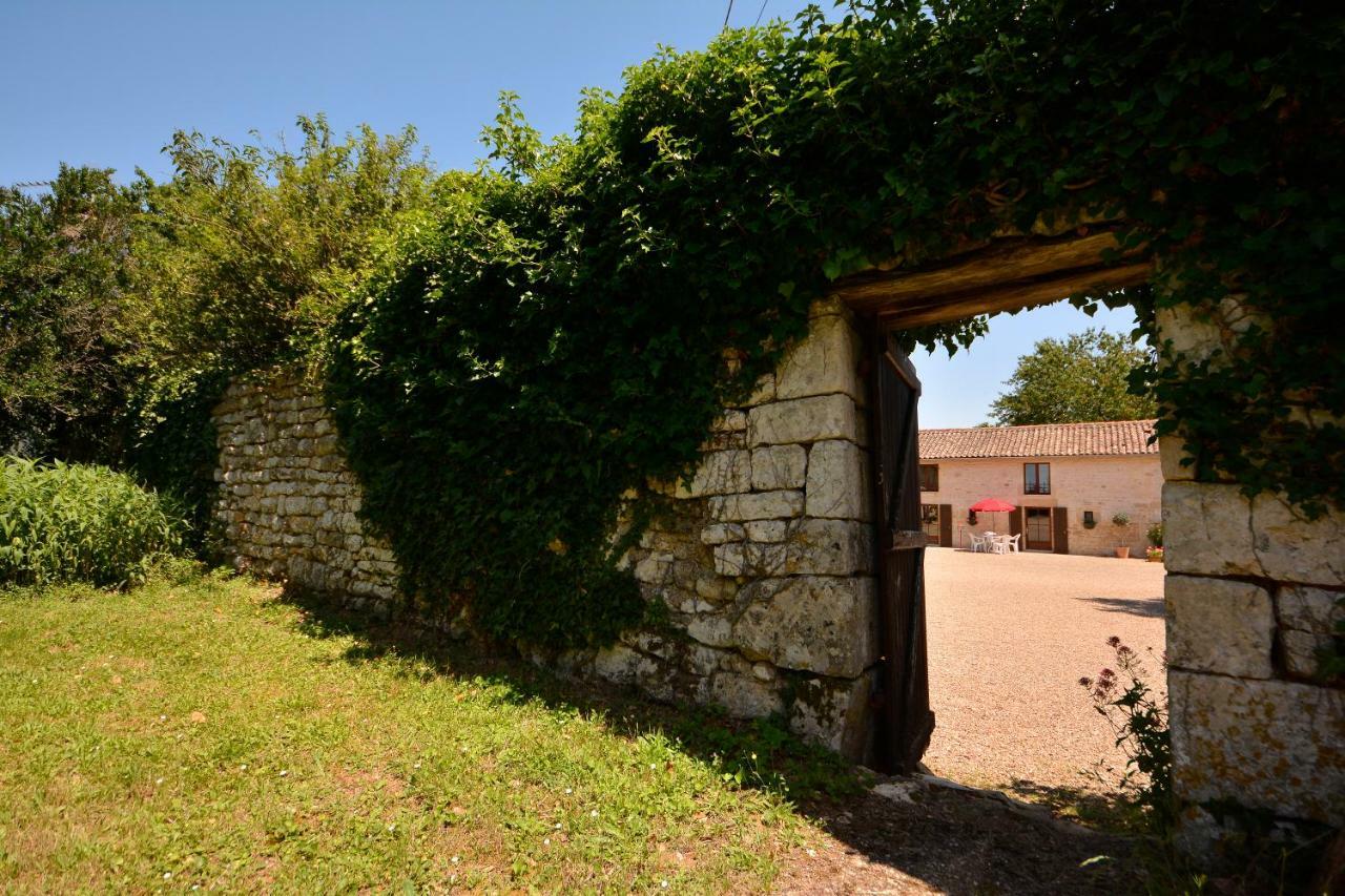 Gites dans les Champs Sauzé-Vaussais Extérieur photo